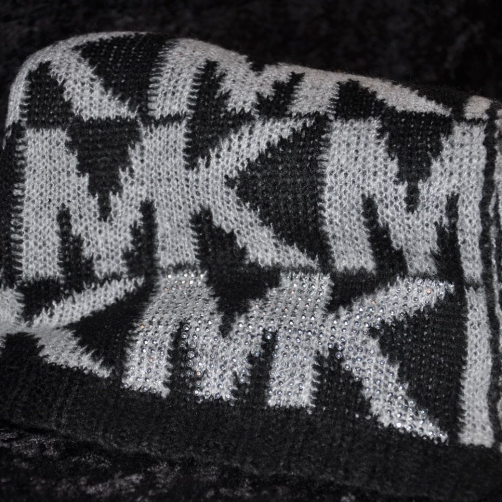 MICHAEL KORS MONOGRAM KNIT BLANKET WRAP SCARF - Picture 5 of 8