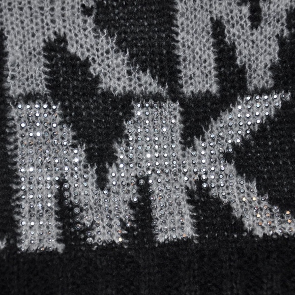MICHAEL KORS MONOGRAM KNIT BLANKET WRAP SCARF - Picture 6 of 8