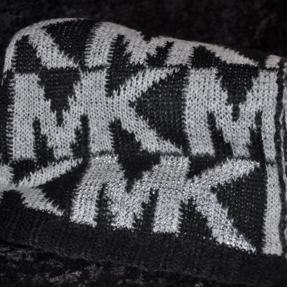 MICHAEL KORS MONOGRAM KNIT BLANKET WRAP SCARF - Picture 5 of 8