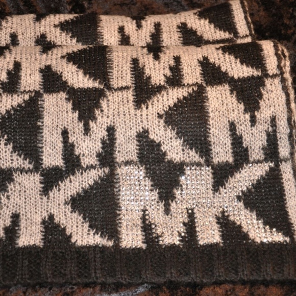 MICHAEL KORS MONOGRAM KNIT BLANKET WRAP SCARF - Picture 7 of 8