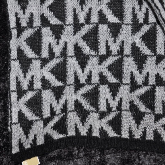 MICHAEL KORS MONOGRAM KNIT BLANKET WRAP SCARF - Picture 4 of 8