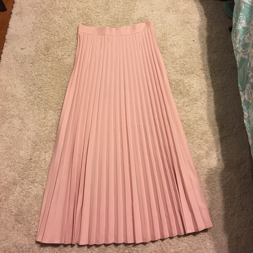 Pink pleated skirt