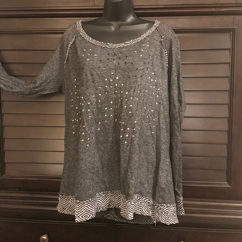 Maurice’s - charcoal heathered sweatshirt w/bling