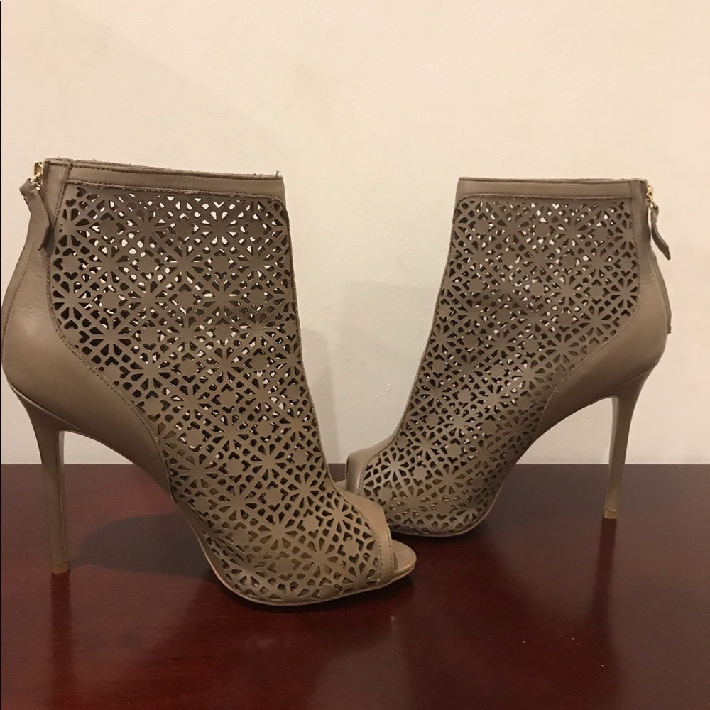 Badgley Mischka leather lace size 9 HOT!