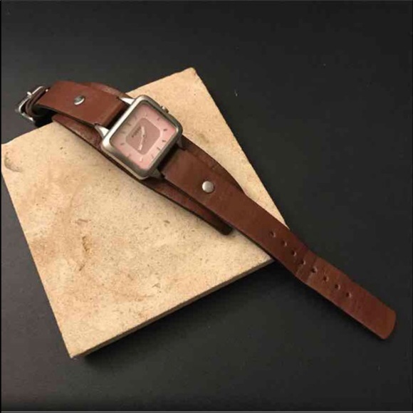 Fossil Accessories - FOSSIL LEATHER BAND WATCH
SILVER TONE CASE