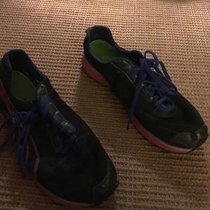 nice pair of puma tennis shoes