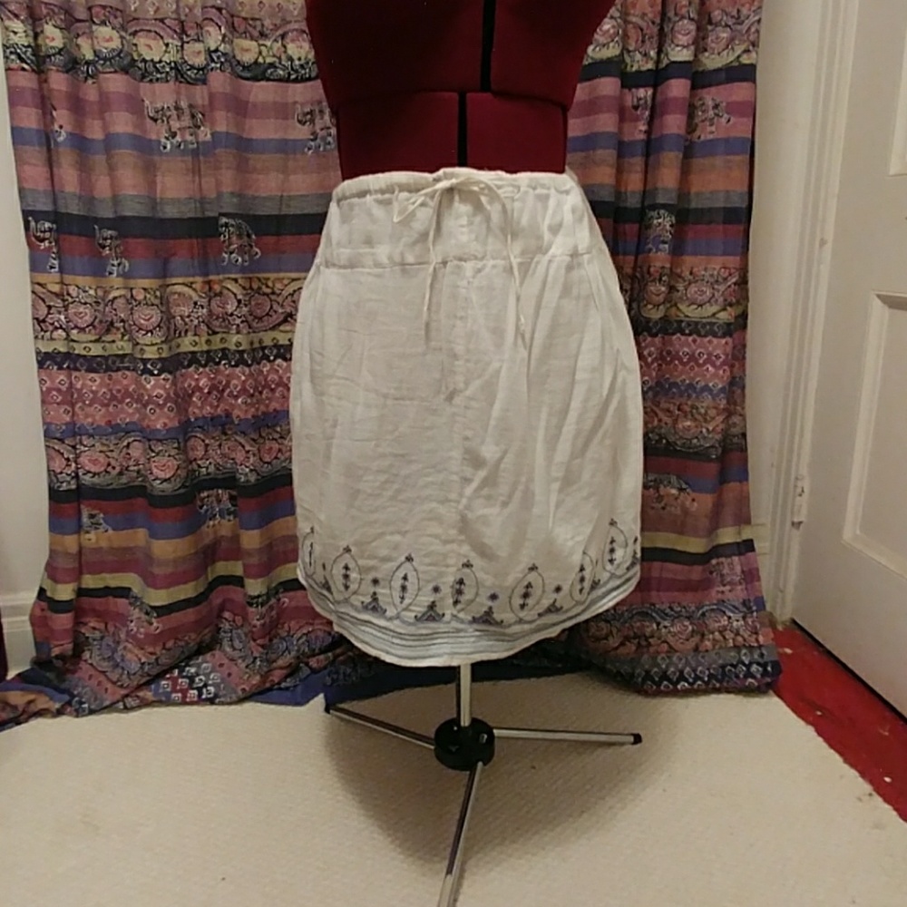 White cotton skirt with embroidered bottom