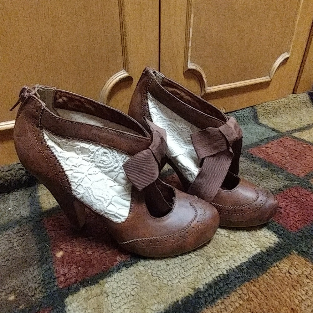 Lace and bow oxford heels