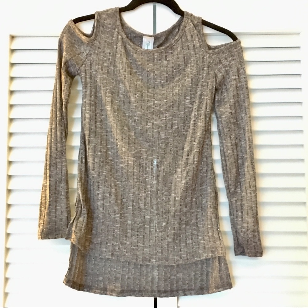*New without tag* Cold Shoulder Grey Ribbed Top