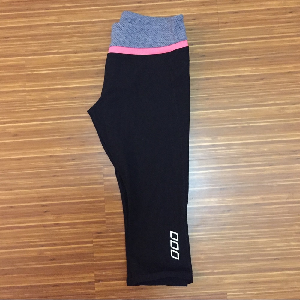 Lorna Jane 3/4 Workout leggings - size small