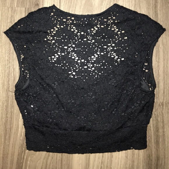 Crochet-esque Floral Crop Top - Picture 3 of 3