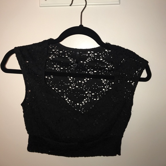 Crochet-esque Floral Crop Top - Picture 2 of 3