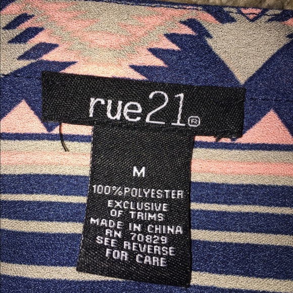 Fun patterned top - Picture 2 of 2