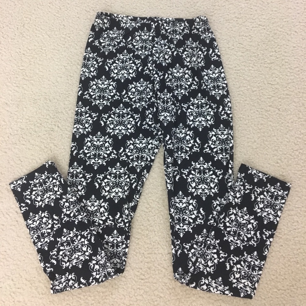 Black leggings with white damask print 💕