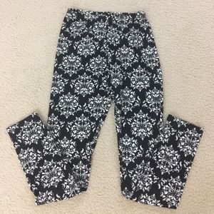 Black leggings with white damask print 💕