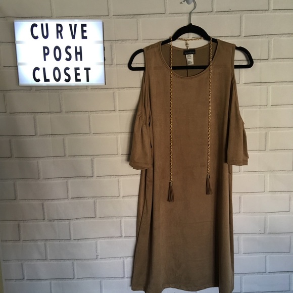 🎉now available 🎉plus size open shoulder dress - Picture 3 of 5