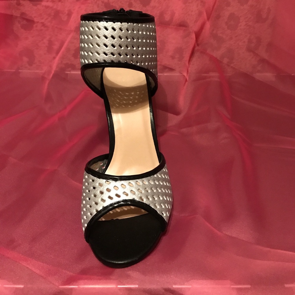 Anicka Heel - Picture 3 of 5