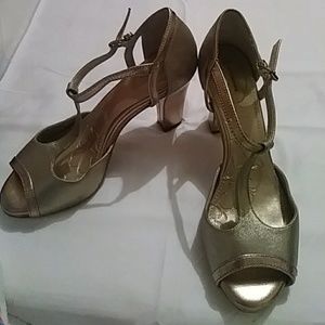 Giani Bernini Platinum with gold trim heels