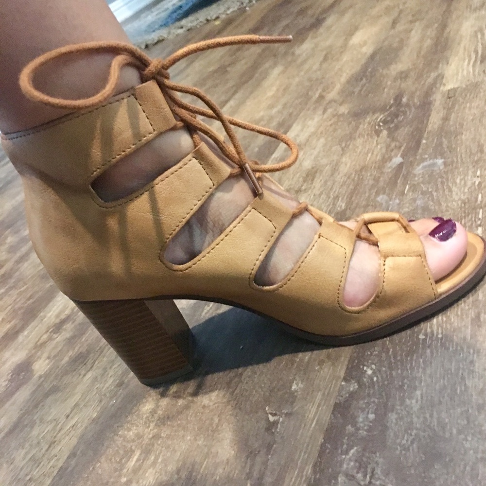 NWOT Tan Lace Heels
