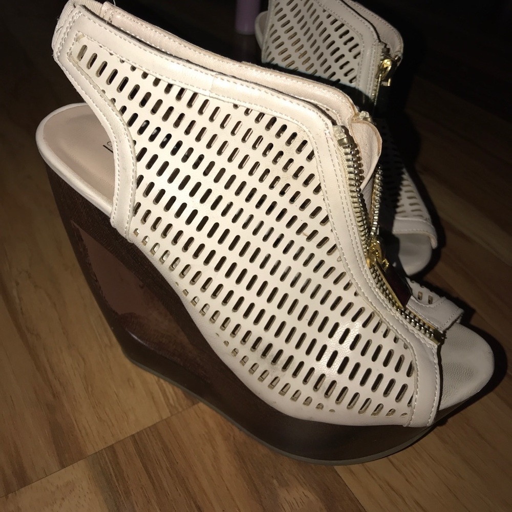 White mesh wooden wedges