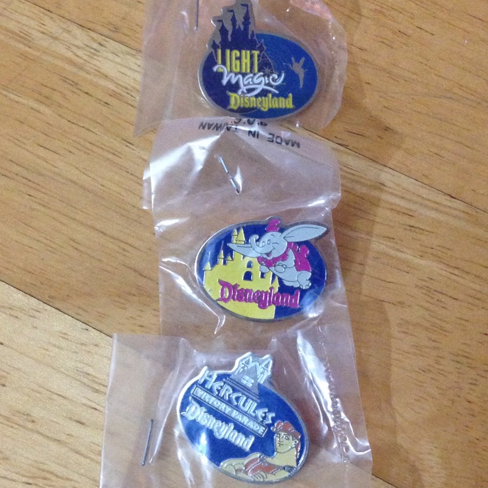 🎄🎁 3 Vintage Disney 97' pins Hercules  more +