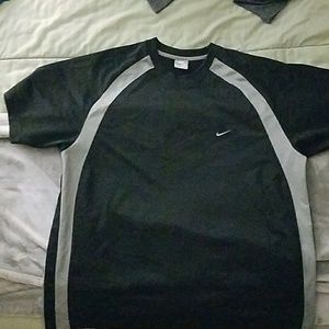✔Nike fitted T-SHIRT  Never been worn.