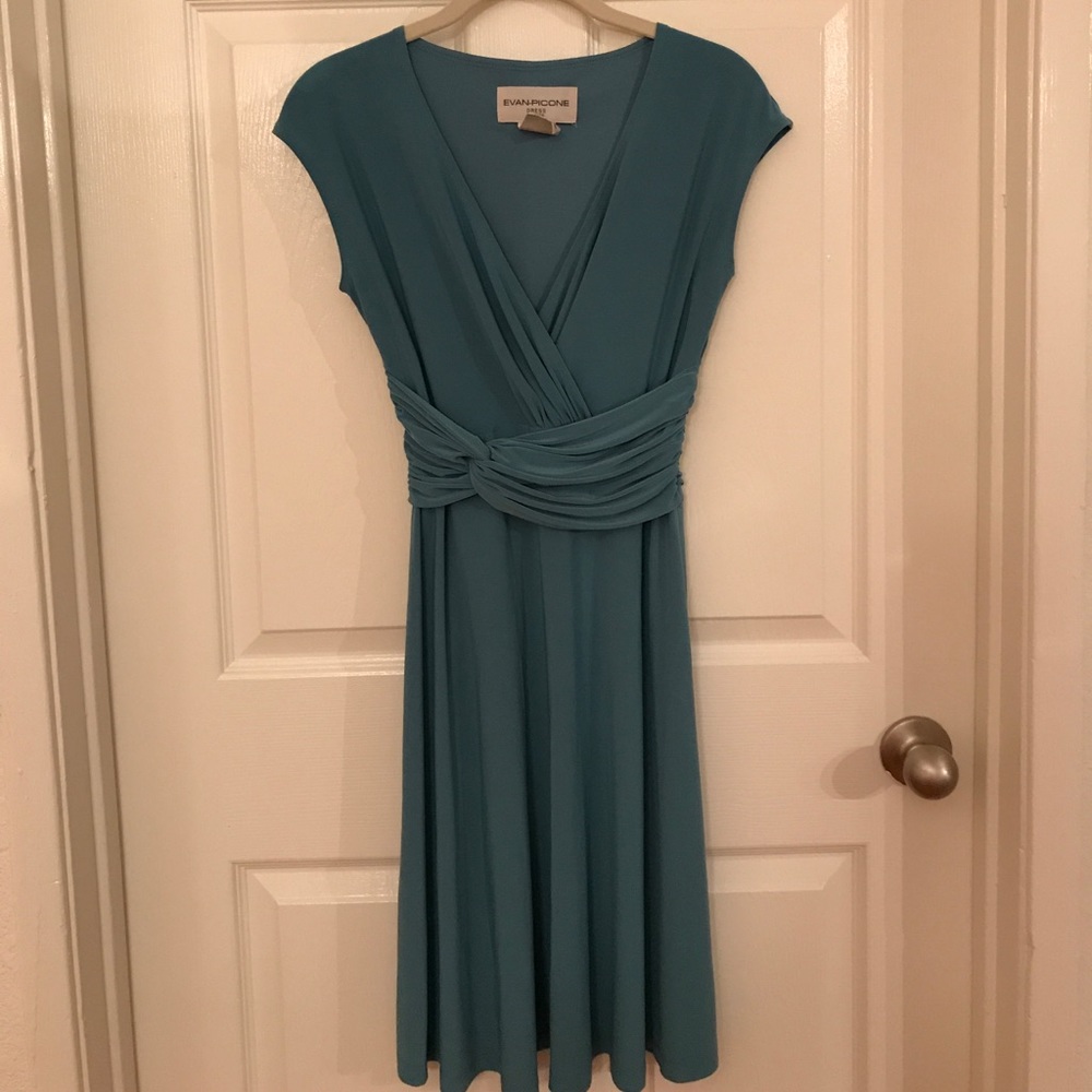 Evan picone Stretchy light blue dress Sz 2p twist