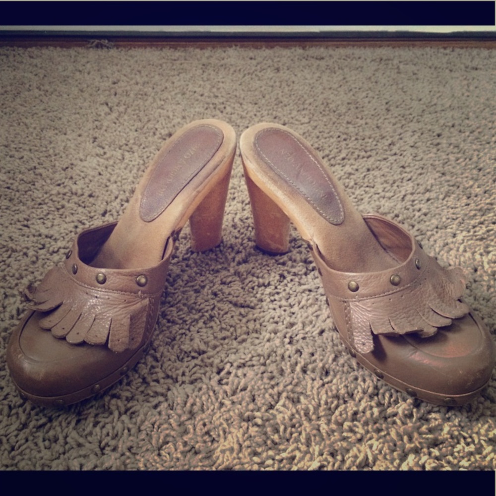 Enzo Angiolini tan leather heeled clogs