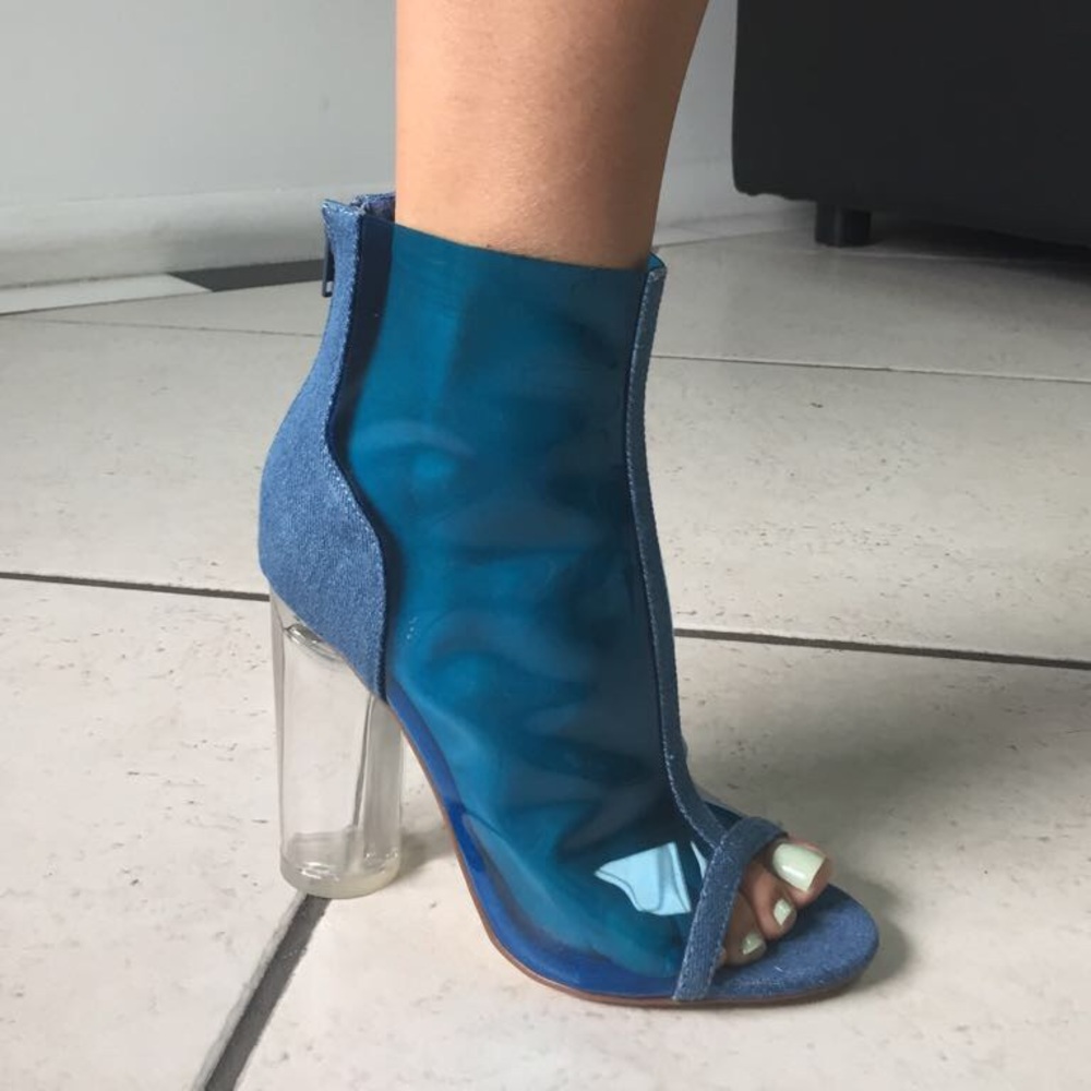Clear blue shoes an denim diferen size