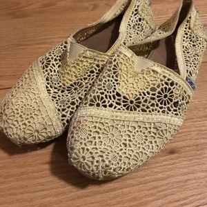 Toms yellow lace shoes