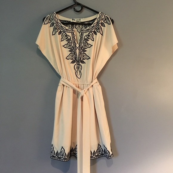 Anthropologie Dresses & Skirts - Embroidered split sleeve dress