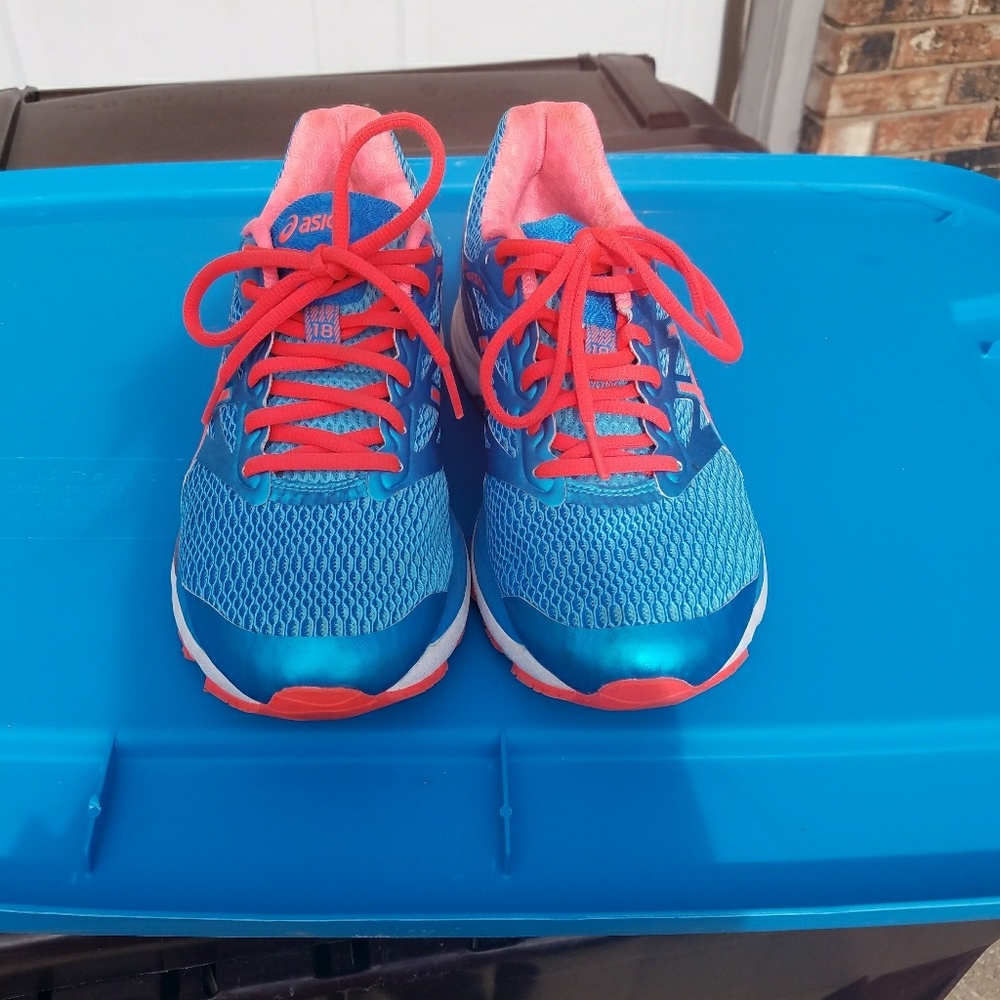 EUC ASICS gel cumulus