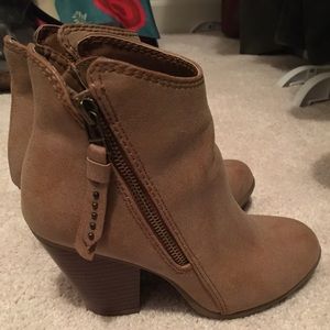 EUC 6 American Eagle Tan Bootie ankle boot