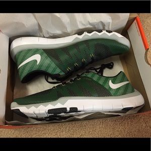 NEW- MENS size 11 Nike Free 5.0