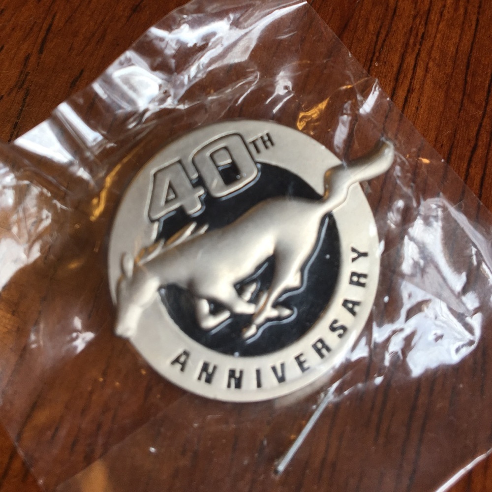 🌻3/$12🌻 Ford Mustang 40th Anniversary Silver Pin - Picture 2 of 4