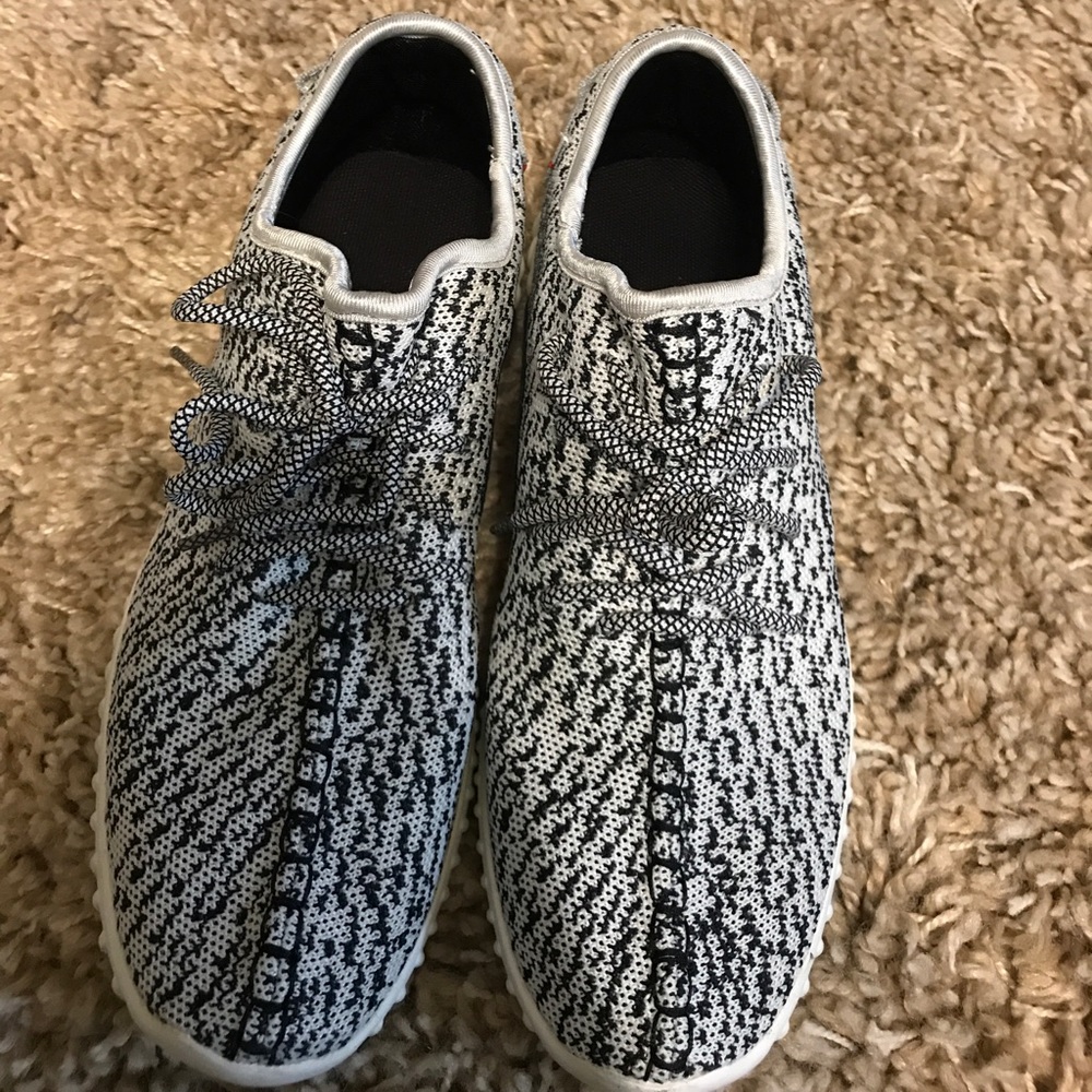 black and white tennis shoes