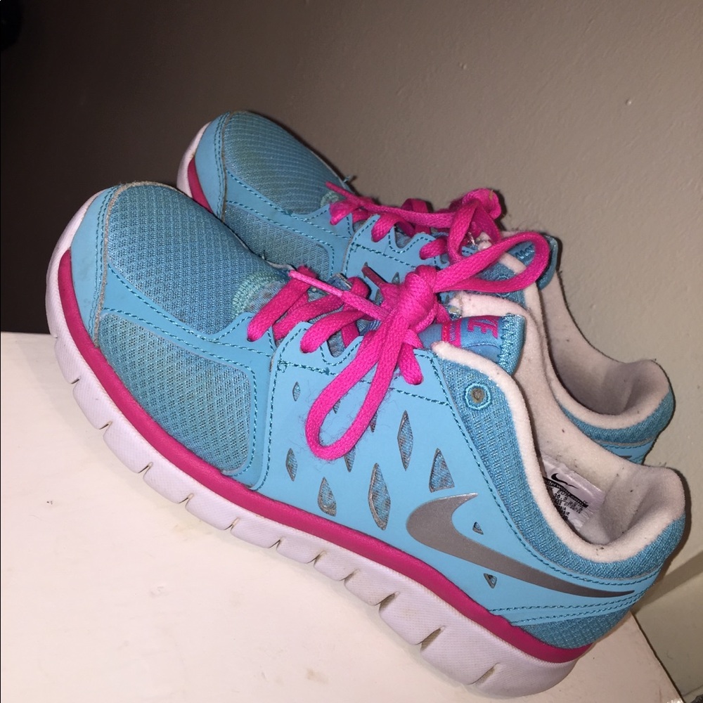 Nike shoes - Picture 1 of 6