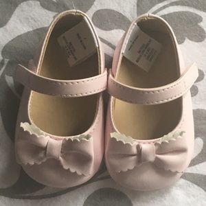 Janie and Jack scalloped bow crib shoes