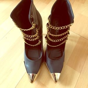 Size 10 black and gold chain heels