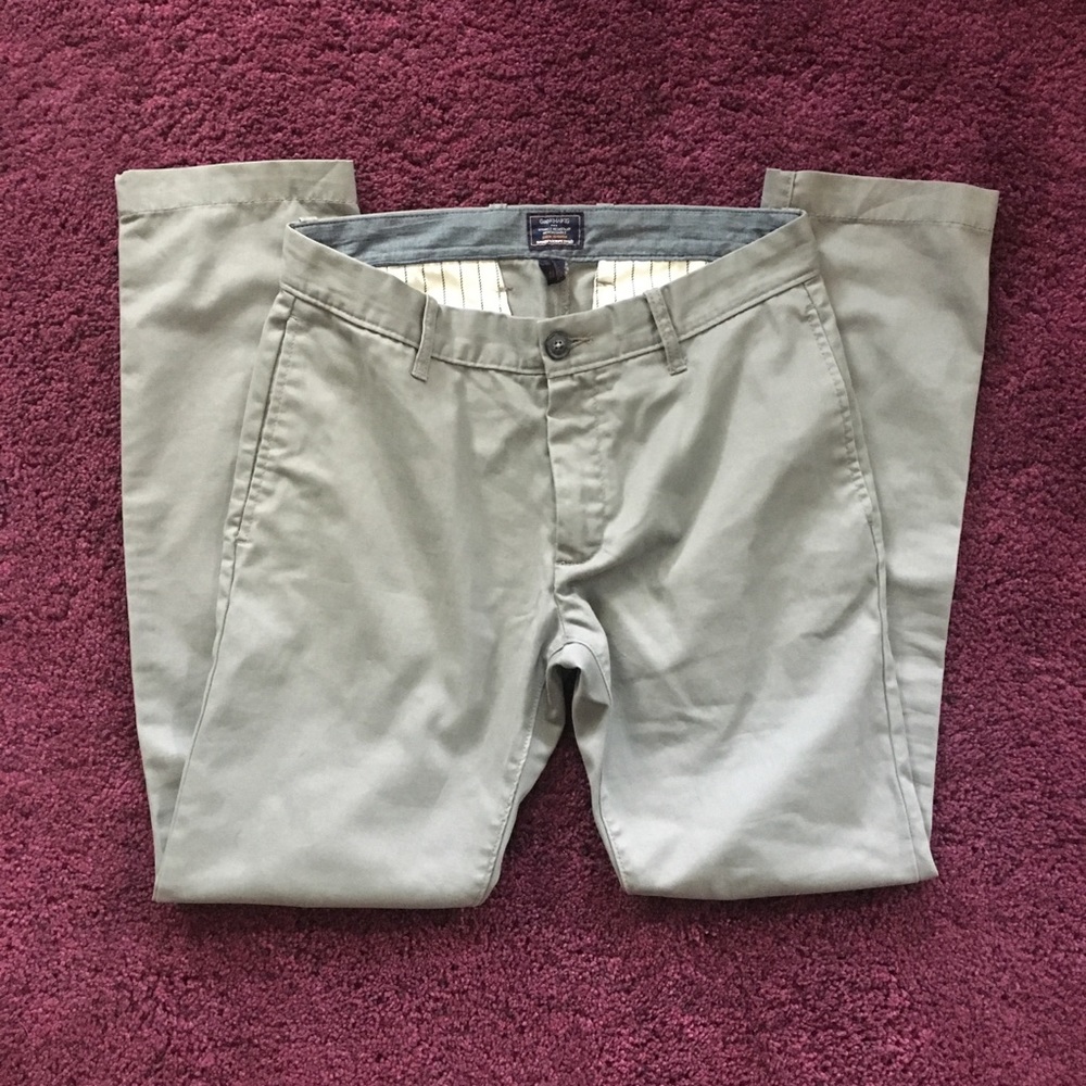 EUC Men’s Gray GAP Khakis - Tapered 29/30