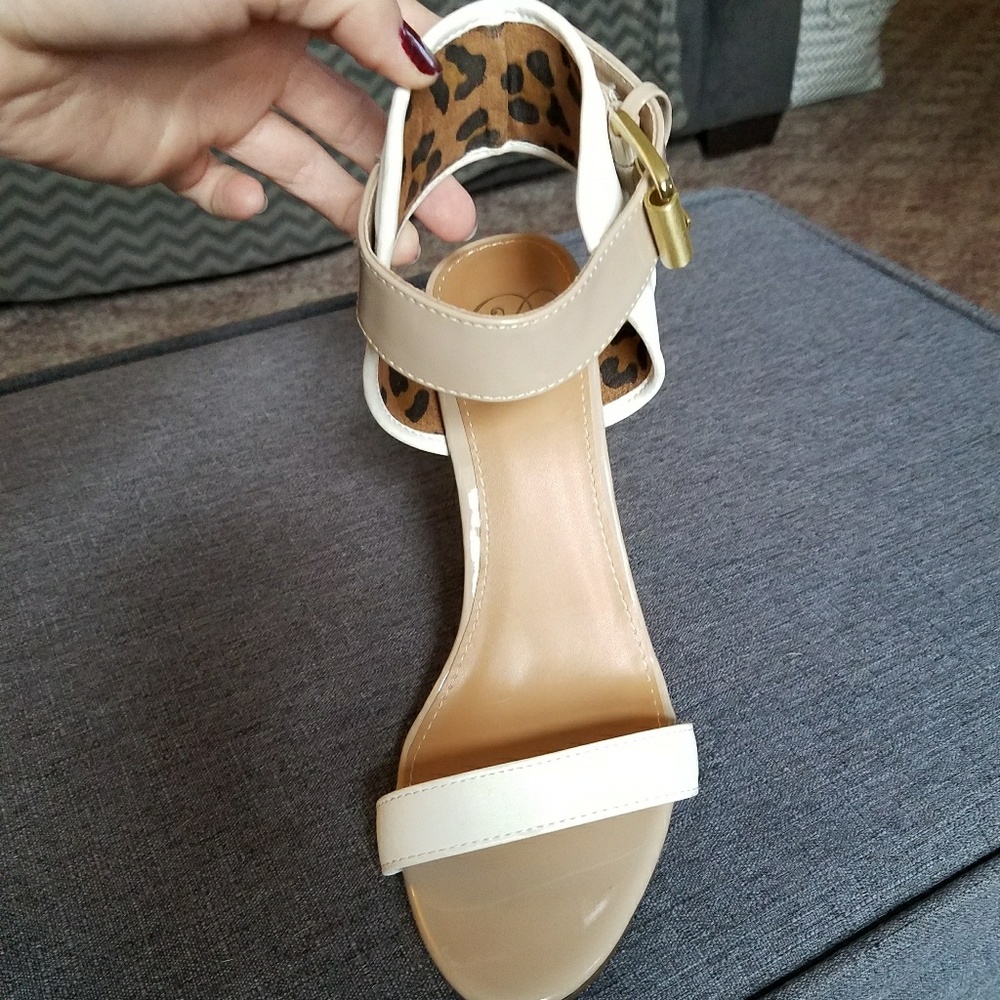 Heeled strappy sandal with buckle