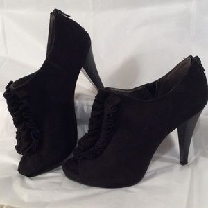 Peep toe heel shoes