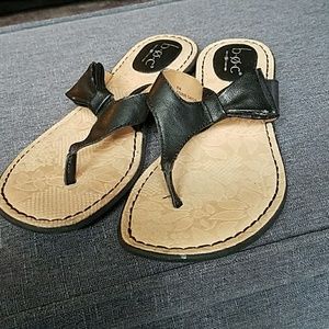 Black strappy sandal with bow