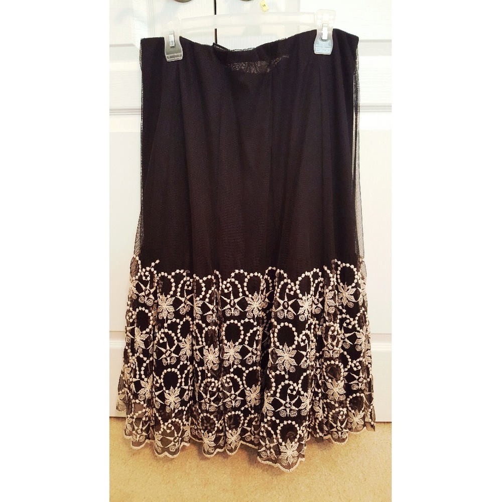 Mesh embroidered skirt