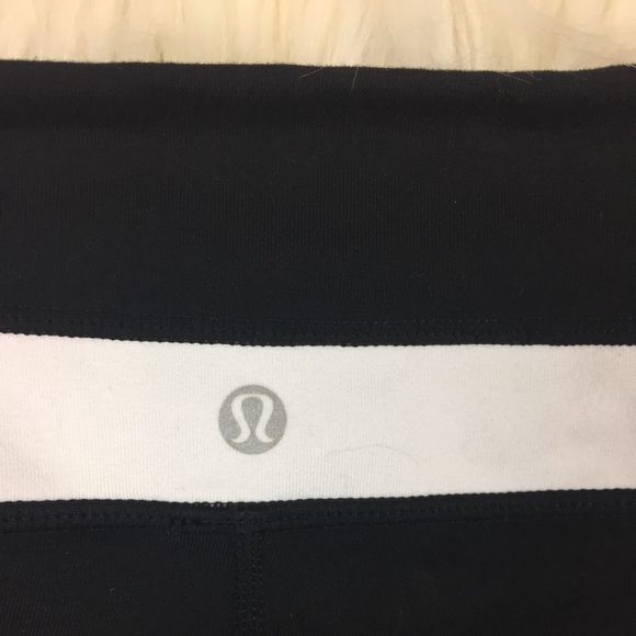 Lululemon Groove Crop Reversible Size 6 EUC - Picture 3 of 5
