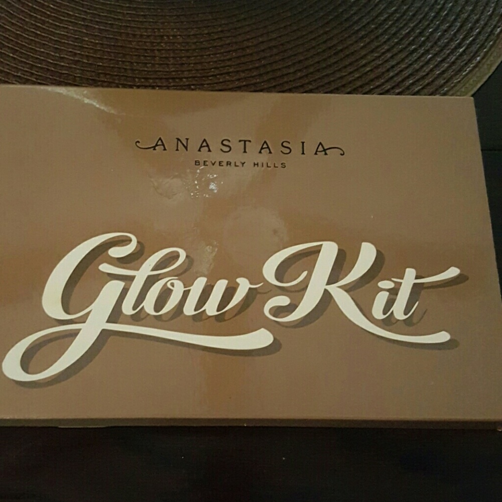 Brand new Anastasia Glow Kit