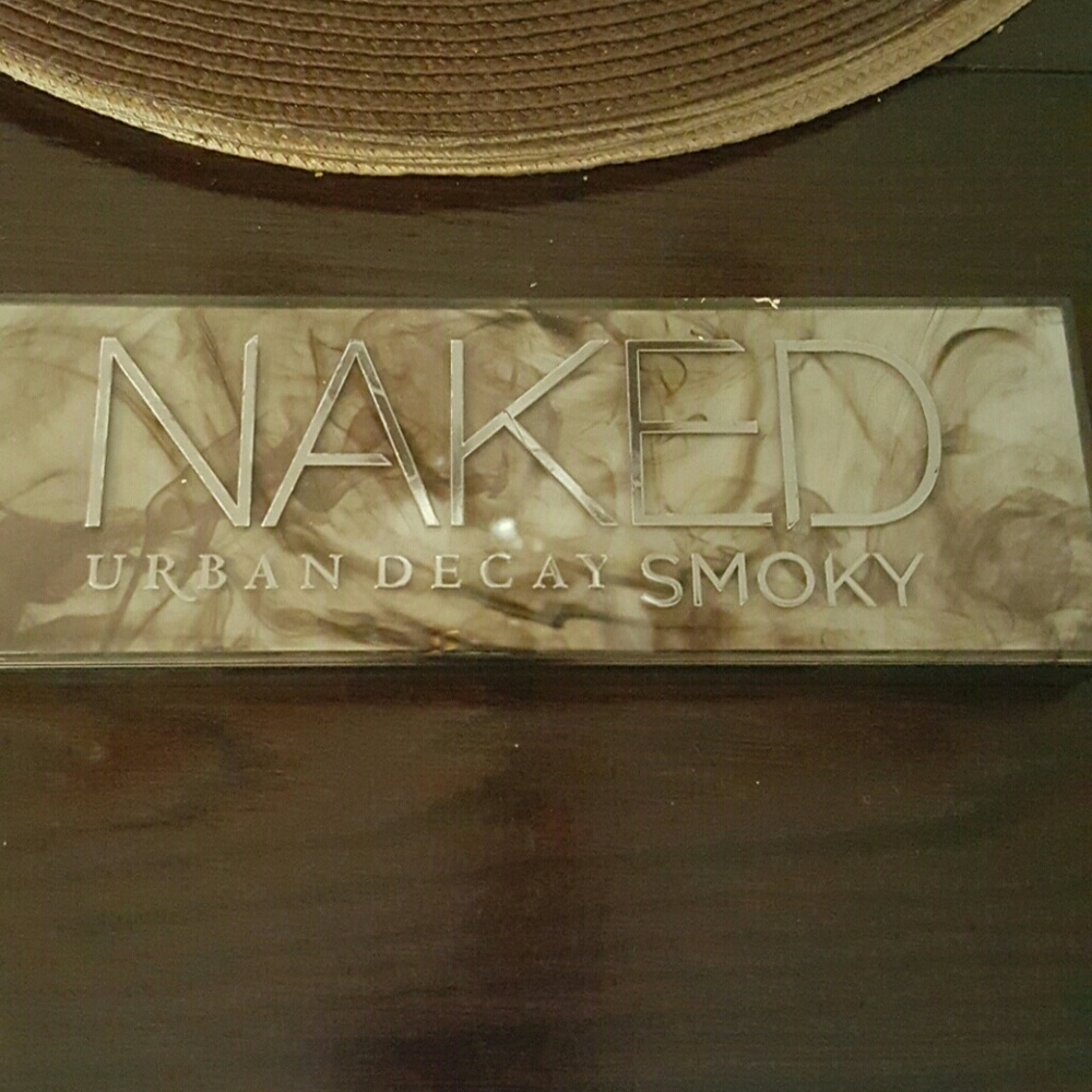 SOLD !! Urban Decay Smoky Eyeshadow Pallette