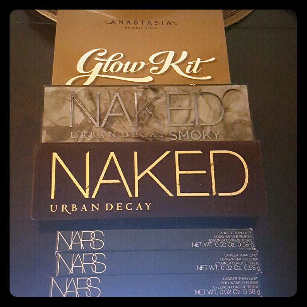 SOLD!! Eyeshadow, Highligh and eye liner bundle!!