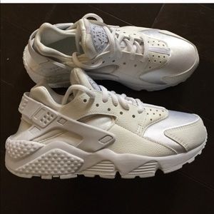 Women’s Huaraches size 5