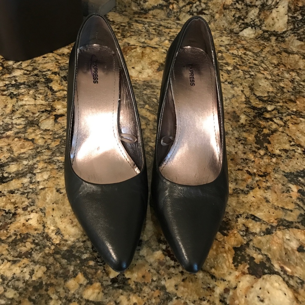 Black Pumps
